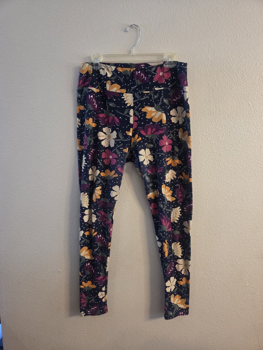 LuLaRoe Tall & Curvy Leggings – Navy Floral Print